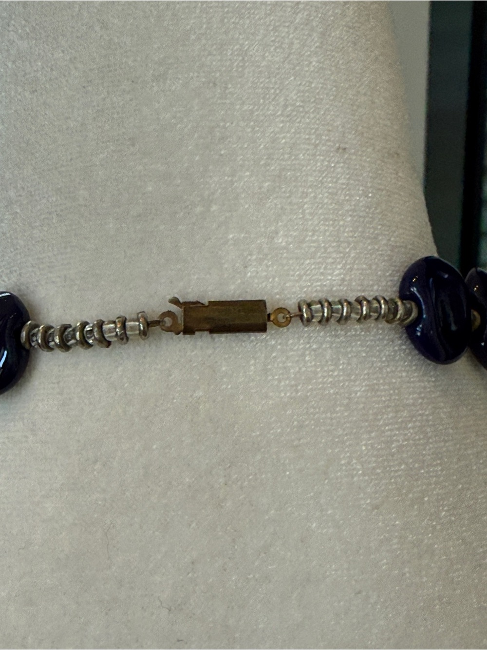 Blue stone bead necklace with barrel clasp looks like lapis lazuli - Picture 4 of 10